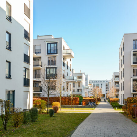 Moderne Wohnanlage mit mehreren Apartmentgebäuden und gepflegten Grünflächen, symbolisiert durch die Immobilienverwaltung M&S aus Datteln.